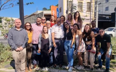 Equipe do HSE planta árvore em frente ao HUAP, em ato de preservação ambiental e sustentabilidade